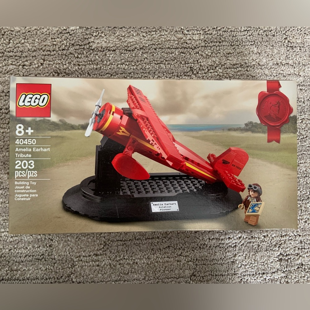 Lego Amelia Earhart Tribute 40450